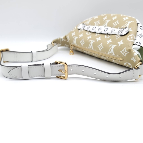 New Kept Unused LV Bumbag Monogram Giant 2019 - Picture 5 of 14